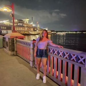 Meet your Posher, Laura